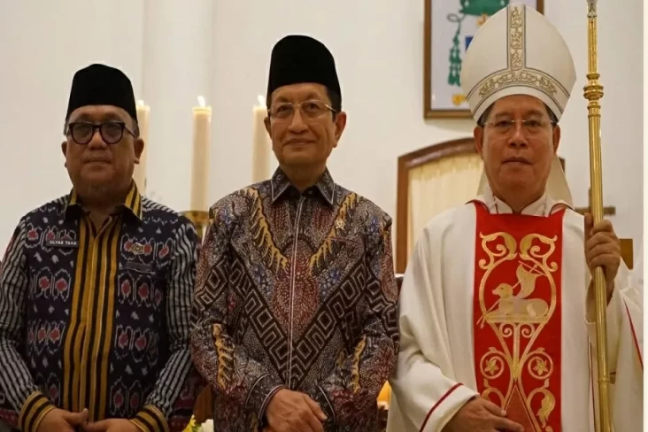 Kunjungi Katedral Manado,...