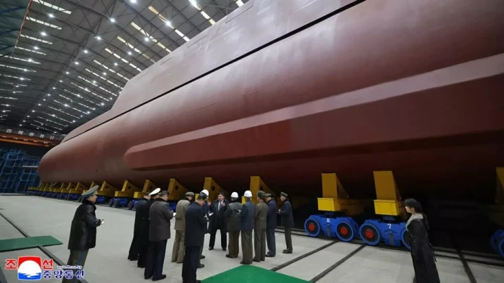 Korea Utara Pamer Kapal...