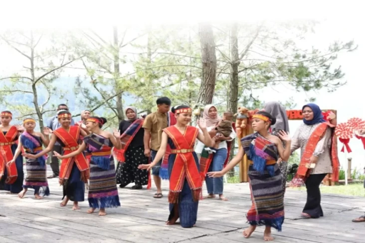 Pengunjung Padati Toba...
