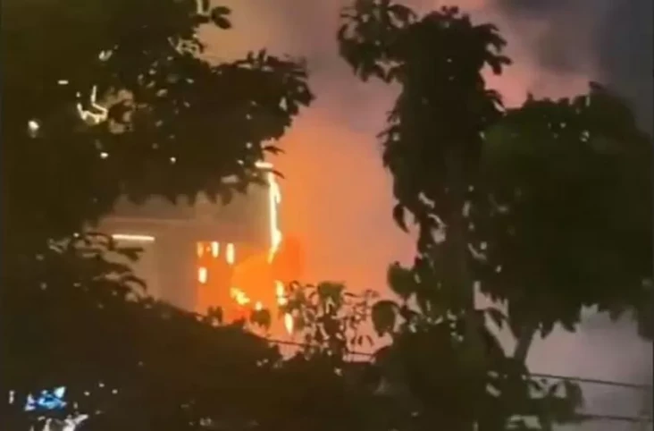 Kebakaran Papan Reklame...