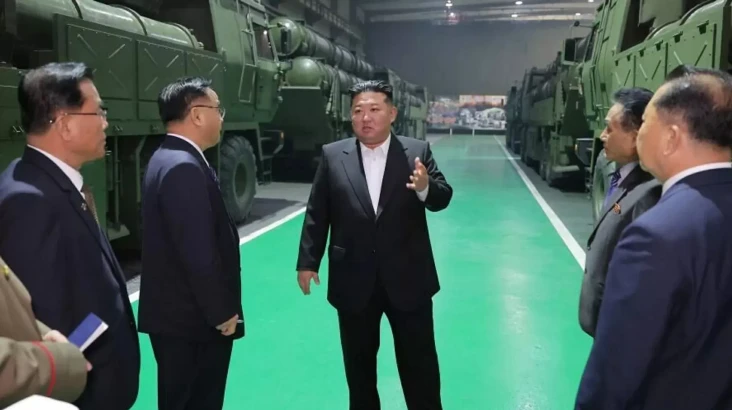 Kim Jong-un Kunjungi...