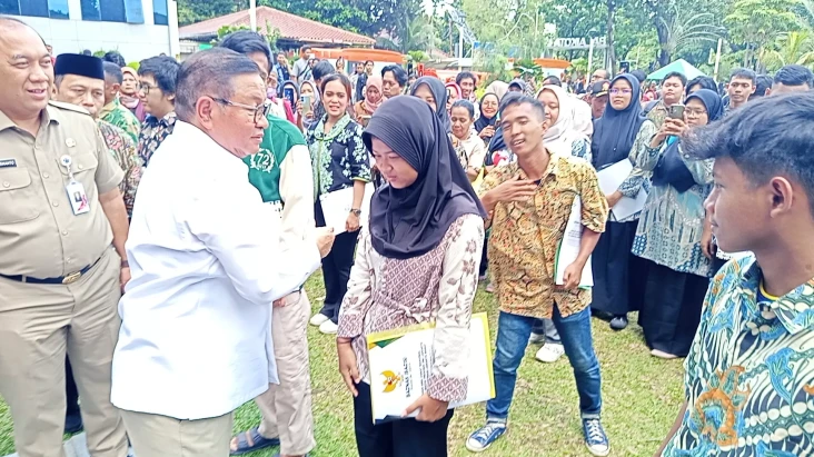Pramono Serahkan Ijazah...