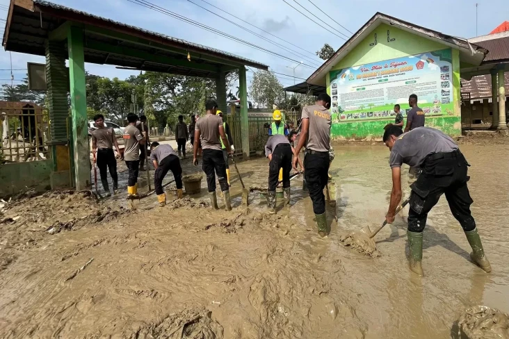 Dibersihkan Pascabencana,...