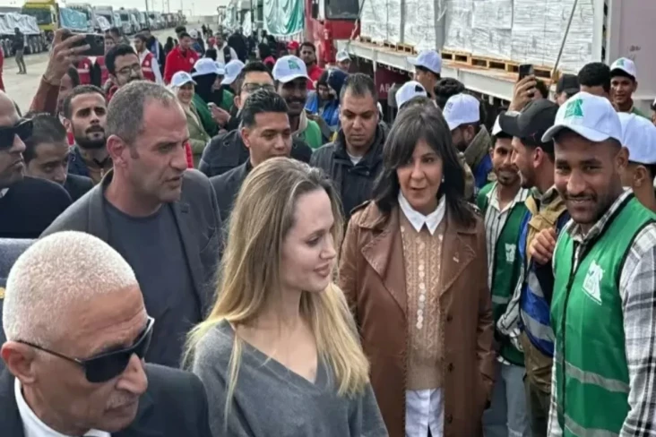 Angelina Jolie Kunjungi...