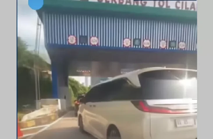 Mobil Pelat RI 25 Diduga...