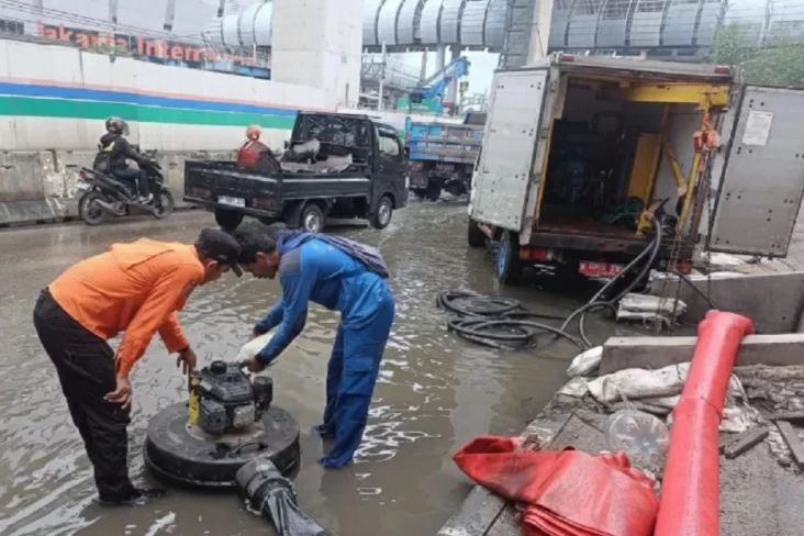 Banjir Rob Rendam Jalan...