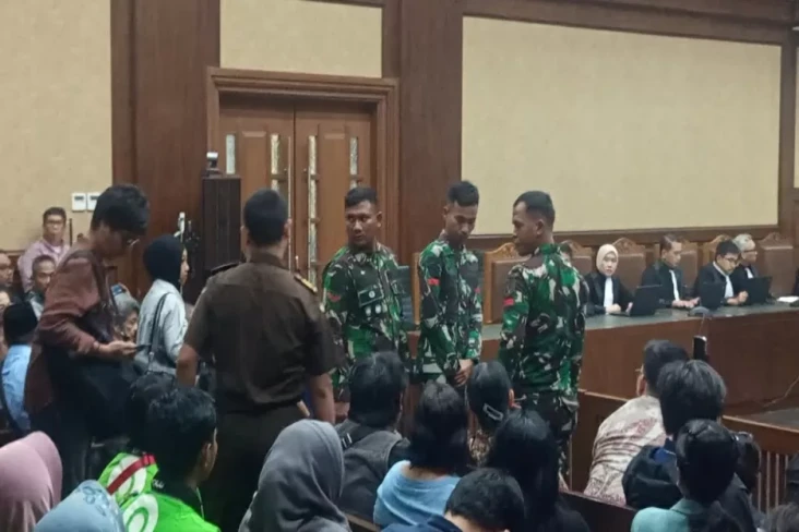 3 Anggota TNI Berdiri...