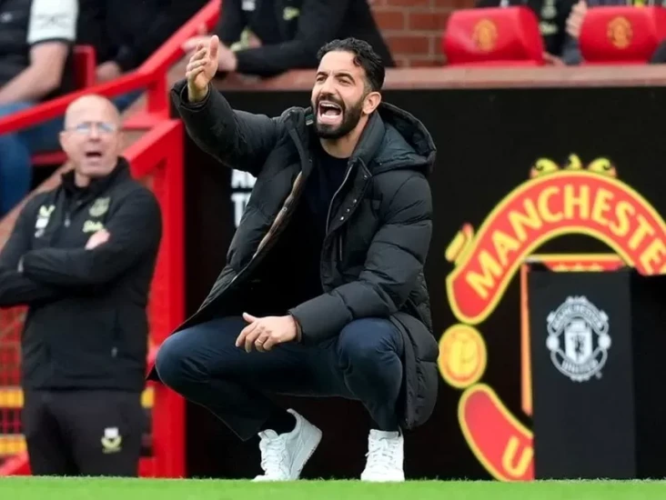 Dipecat Manchester United,...