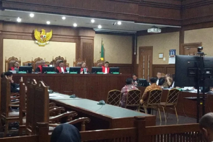 Hakim Cecar Sumber Gaji...
