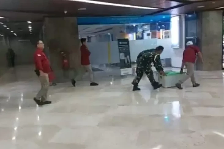 Penyidik Kejagung Datangi...