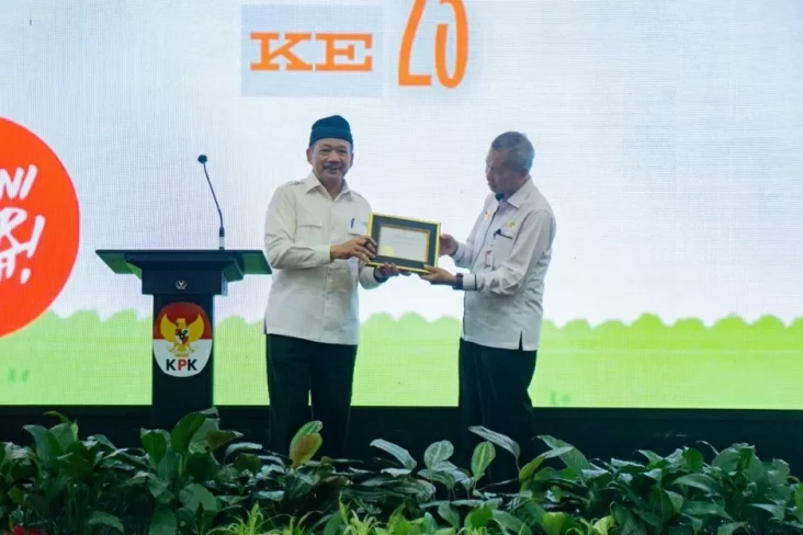 Lewat Baznas, KPK Serahkan...