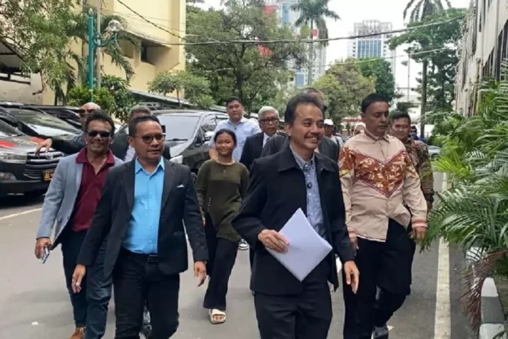 Roy Suryo Tunjukan Ijazahnya...