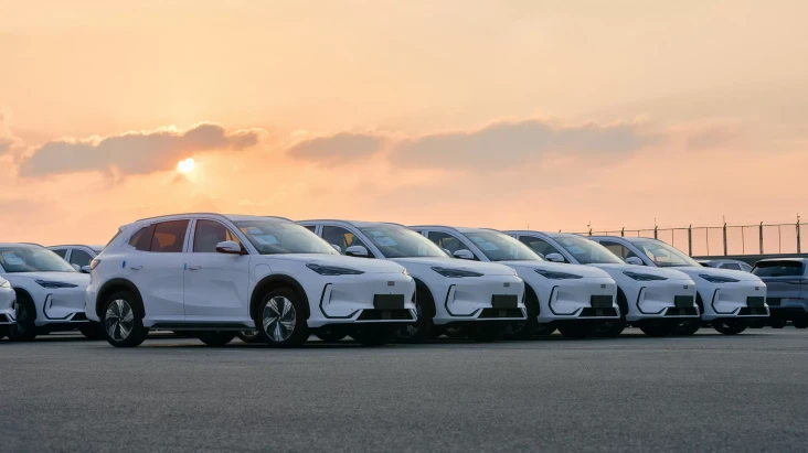 Geely Jual 3 Juta Mobil...