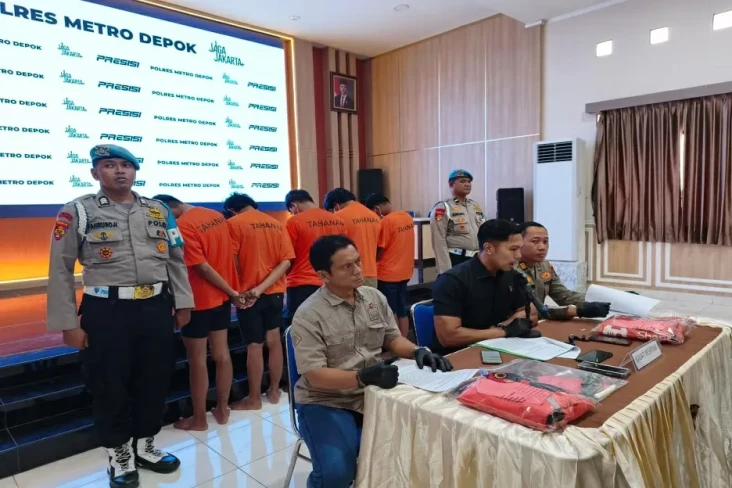 5 Warga Penganiaya 2...
