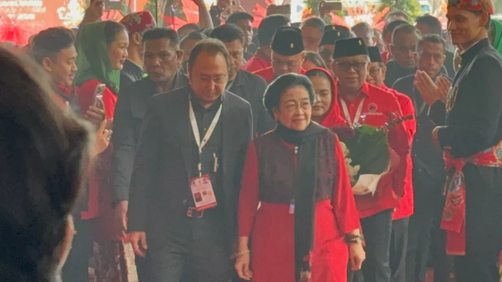 Megawati Didampingi...
