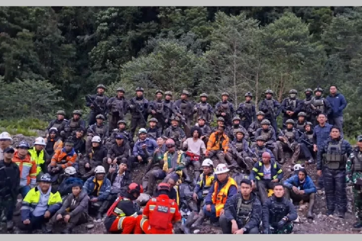 TNI Evakuasi 18 Pekerja...