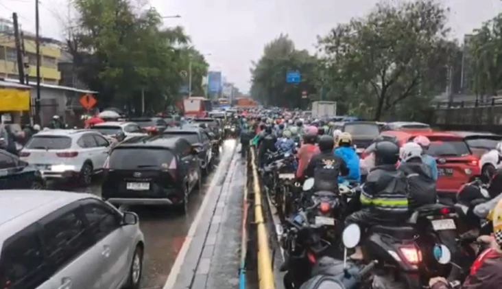 Macet Parah Akibat Banjir...