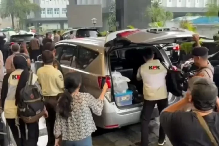 Penyidik KPK Bawa Sejumlah...