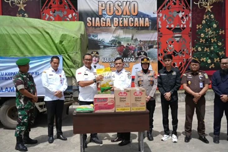 Salurkan Bantuan Banjir...