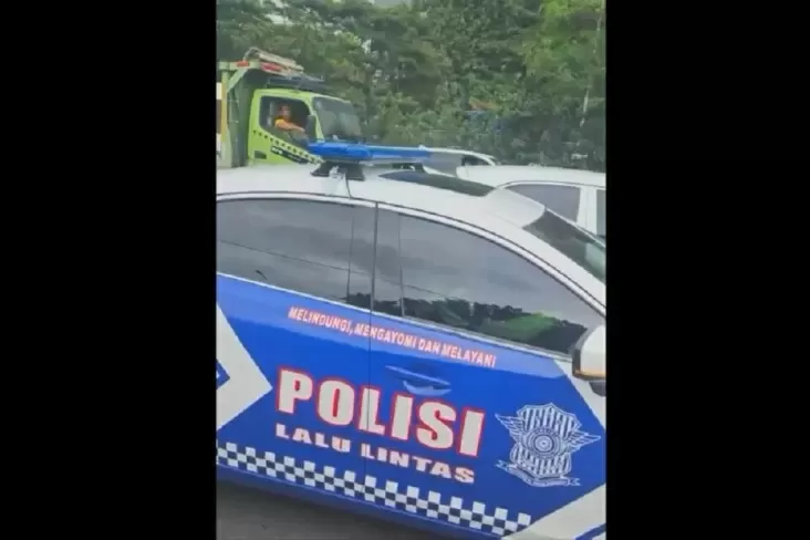 Patwal Senggol Mobil...