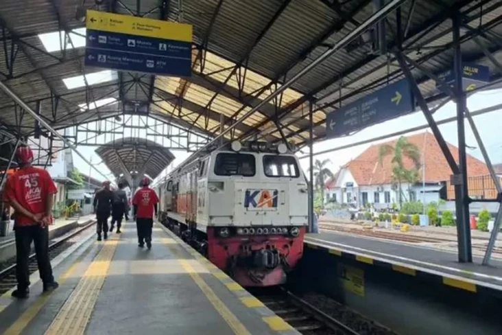 9 Perjalanan Kereta...