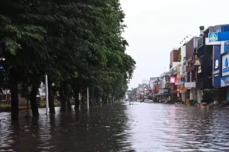 Banjir Jakarta Rendam...