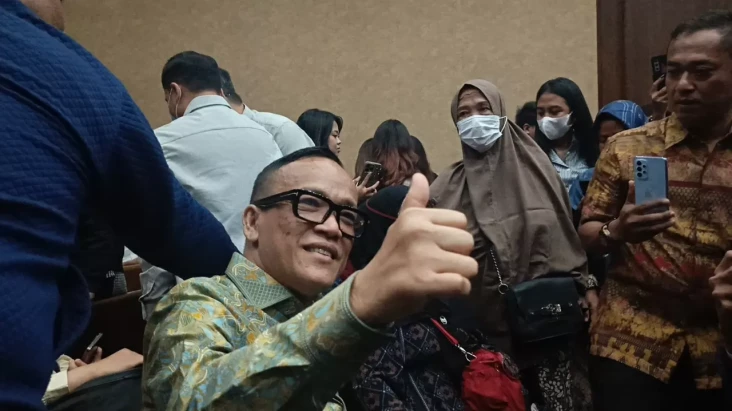 Tiba di Ruang Sidang,...
