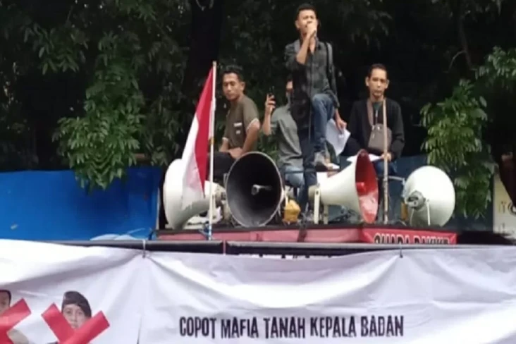 Massa Aksi Geruduk BPN...