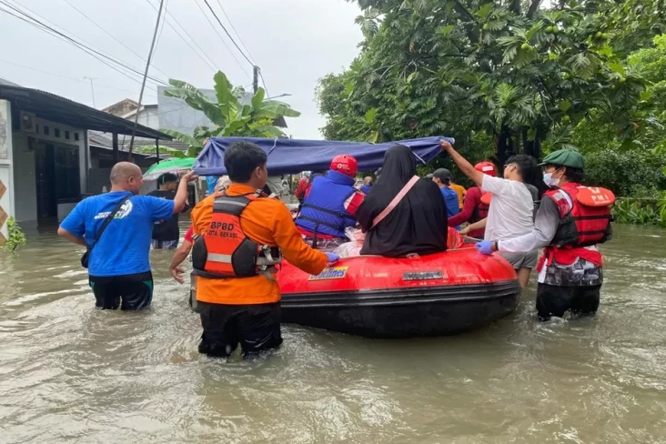 Banjir Terjang Karawang-Bekasi:...