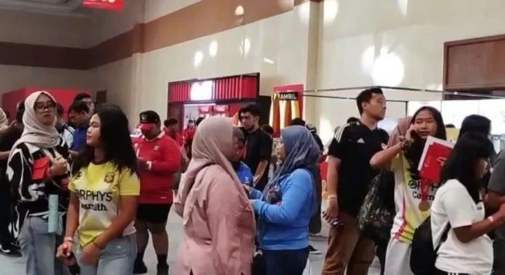Masyarakat Serbu Trofi...