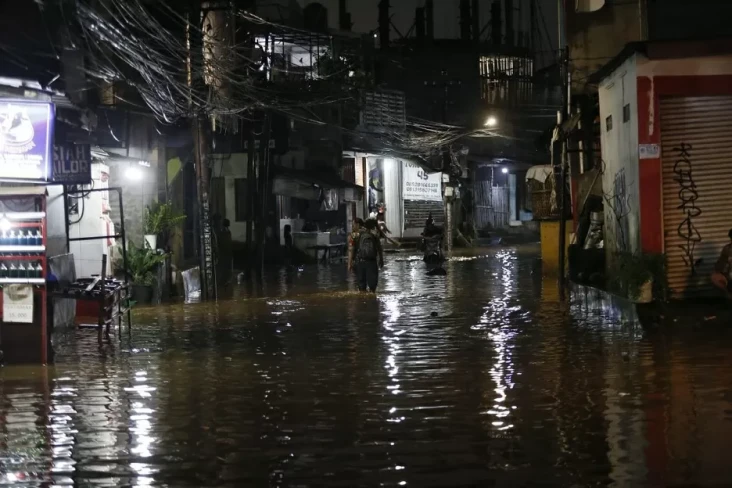 Jakarta Dikepung Banjir,...