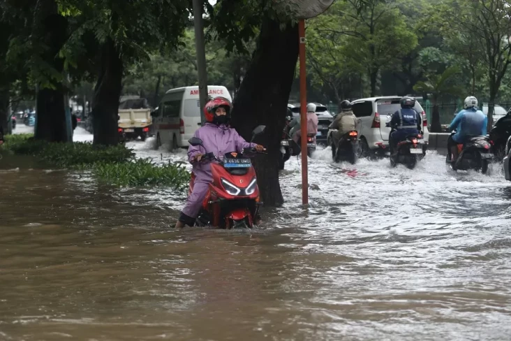 Dikepung Banjir, Sekolah...
