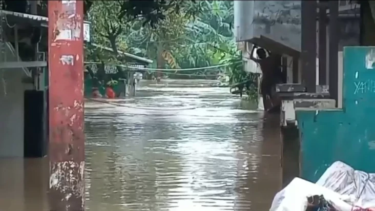 Kali Ciliwung Meluap,...