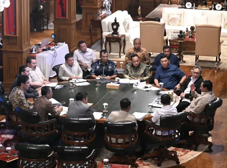 Prabowo Rapat dengan...