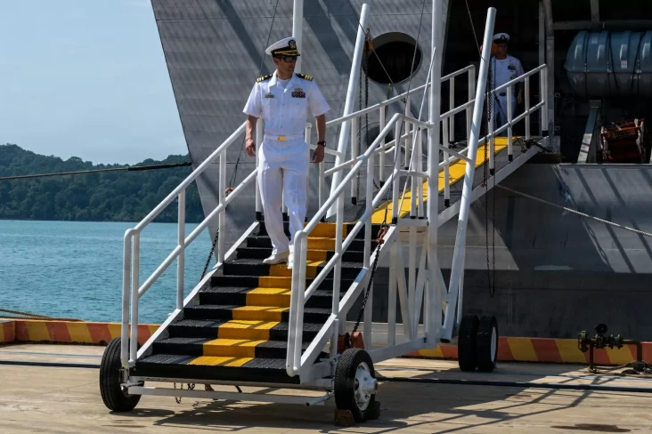 Kapal Perang AS Sambangi...