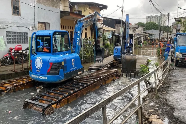 Tinjau Pengerukan Kali...