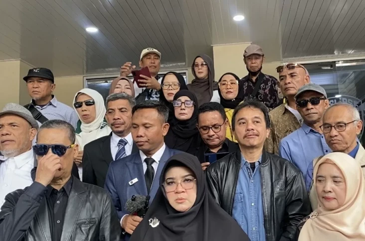 4 Sikap Roy Suryo Cs...