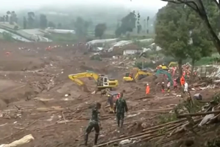 Tim SAR Evakuasi 3 Korban...