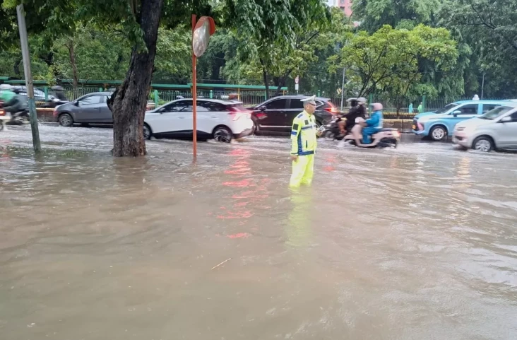 Hujan Mengguyur Jakarta,...
