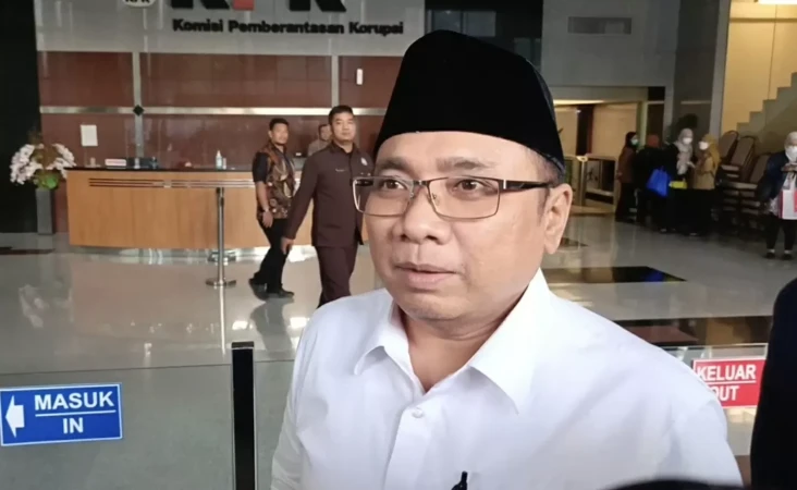 4 Jam Diperiksa KPK,...