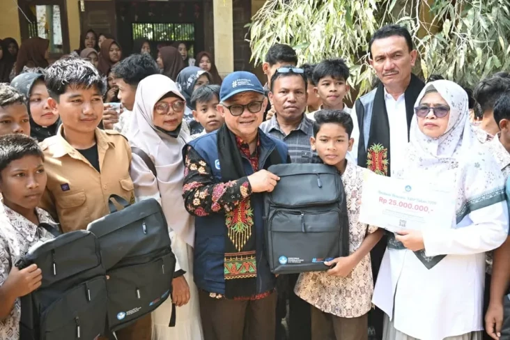 Serahkan Bantuan, Mendikdasmen...