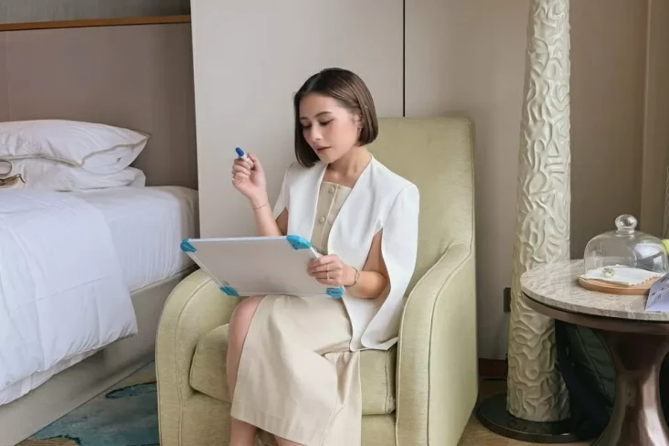 Open to Work, Prilly...