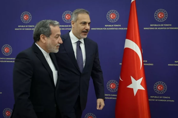Menlu Iran Tiba di Turki,...