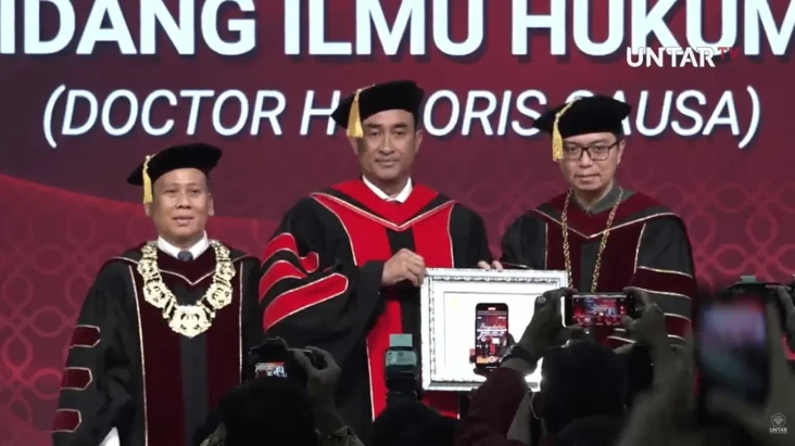 Raih Gelar Doktor Kehormatan...