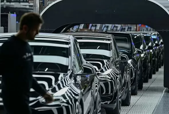 Produksi Model S dan...