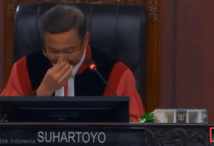 Ketua MK Suhartoyo Menangis...