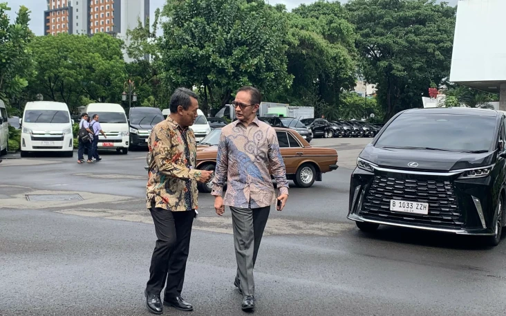 Naik Mercedes-Benz Tiger,...