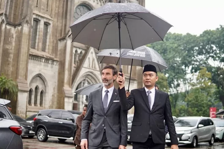 Terima Kunjungan Menlu...
