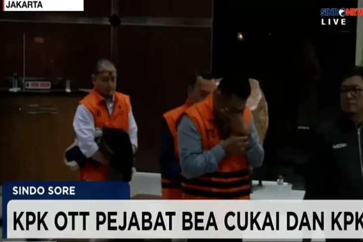 Geledah Kantor Pusat...