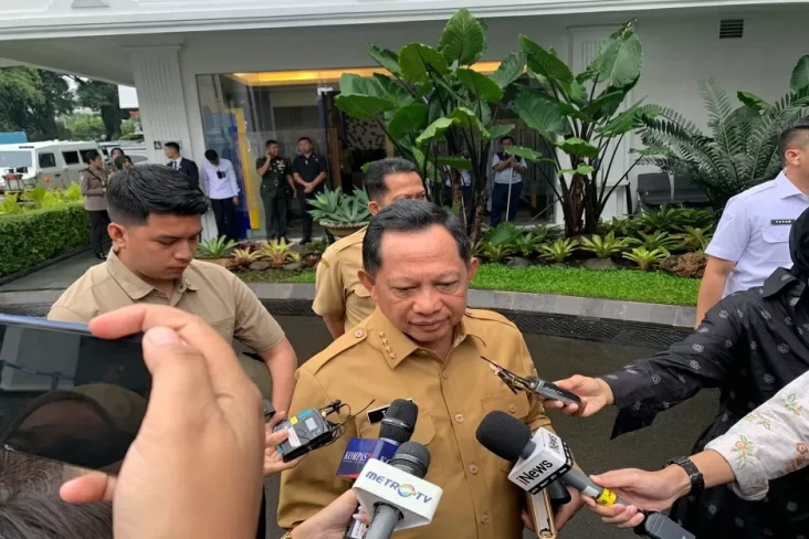 Kumpulkan Pati TNI-Polri,...